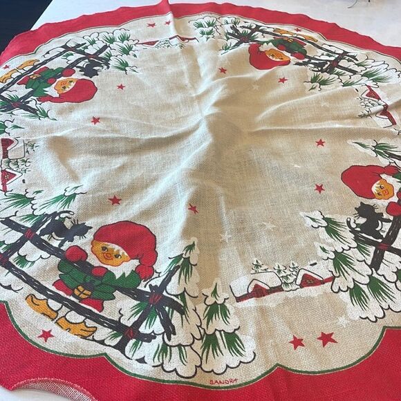 Sandra (Lee)? vintage 50 inch round tablecloth Christmas scene with kitty cute.